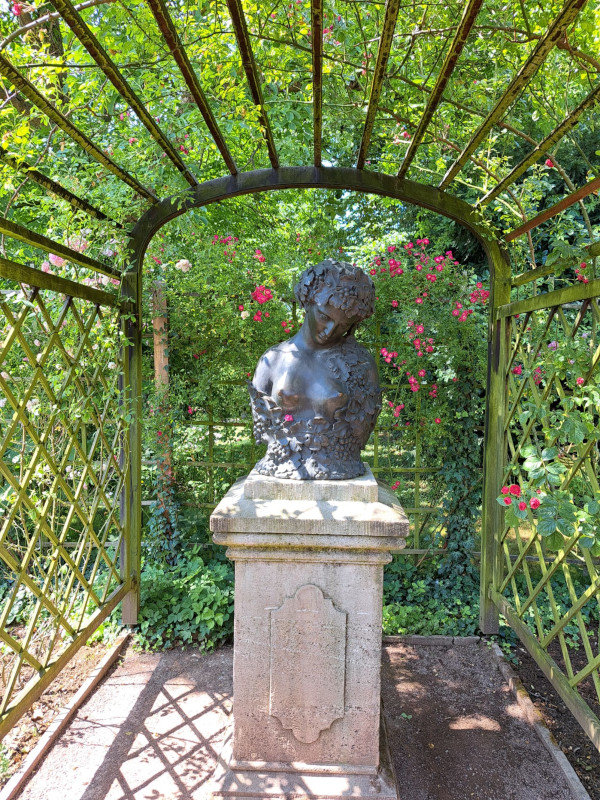 Statue im Dornburger Rosengarten