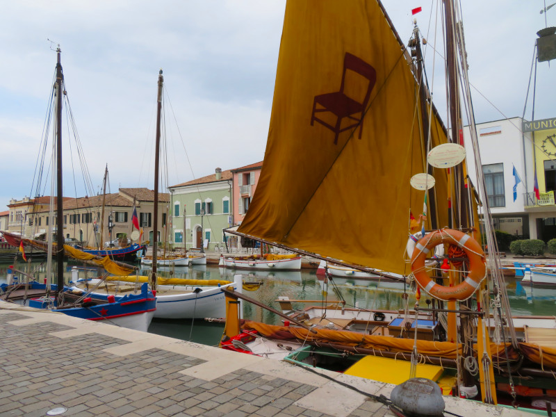 Traditionelle Schiffe am Porto Canale Leondardesco