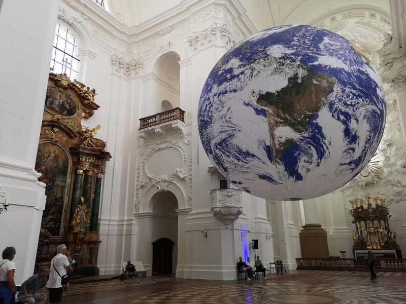 Erdkugel GAIA in der Kollegienkirche in Salzburg